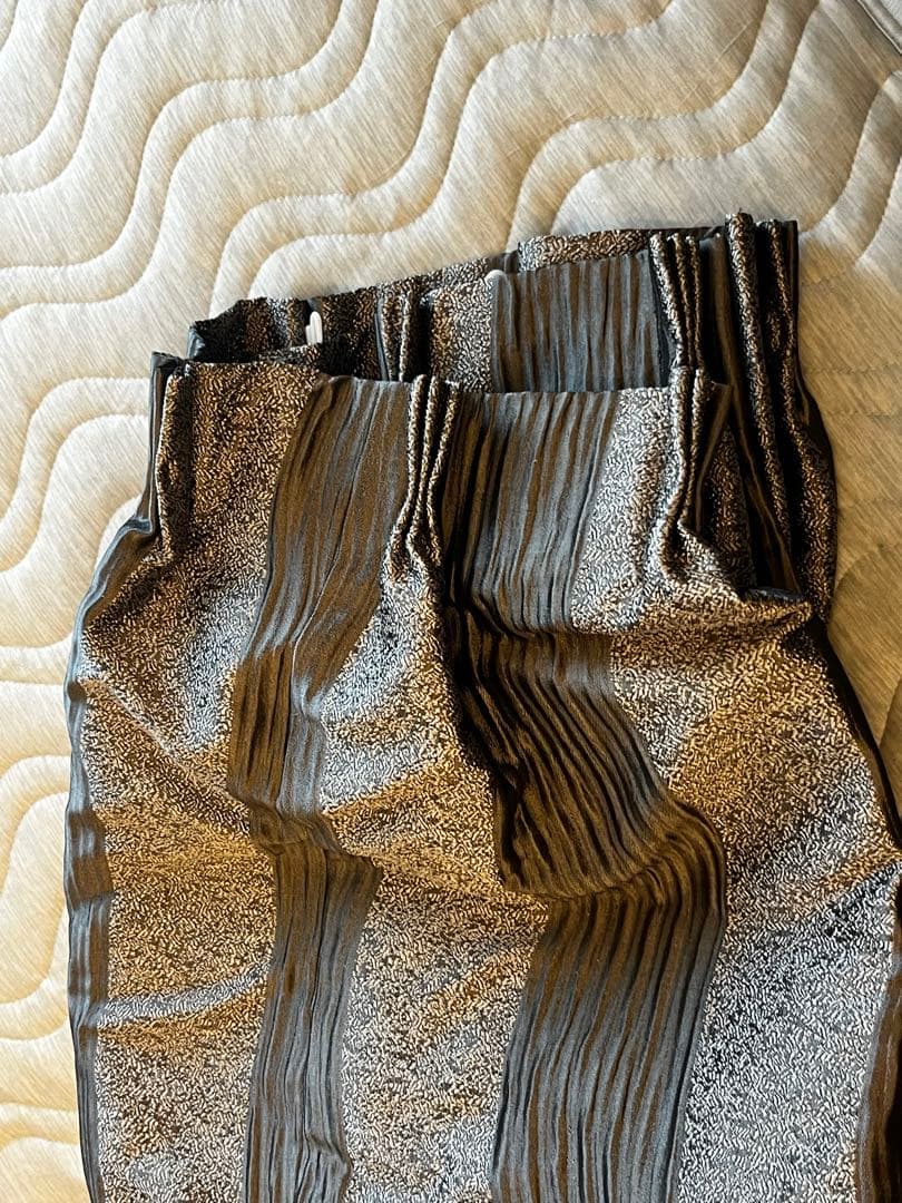 裏地カーテン・ライナー 黒とグレーのストライプ