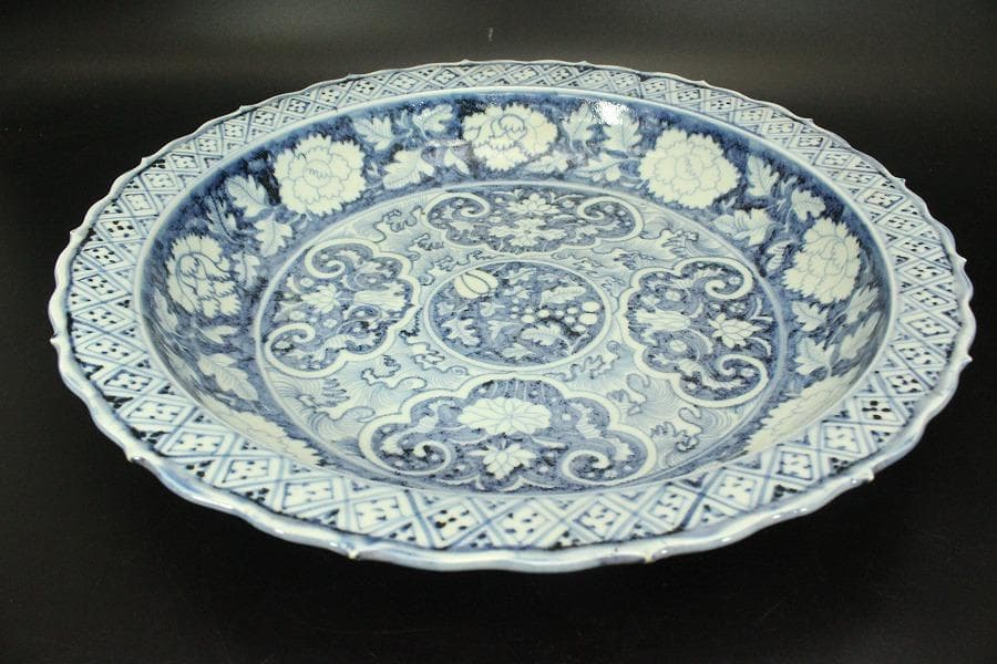 中国美術 青花 纏枝蓮花紋 折口盤(A684)