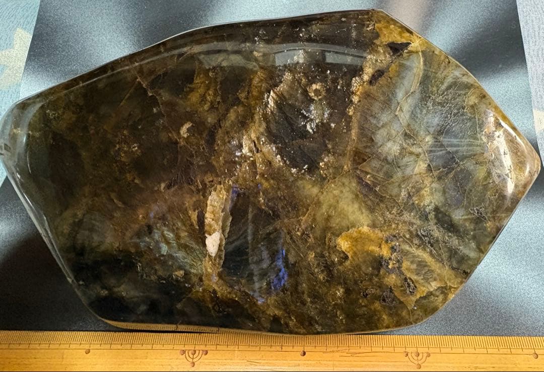 ラブラドライト/ラブラドル長石/曹灰長石　大きな原石、鑑賞石