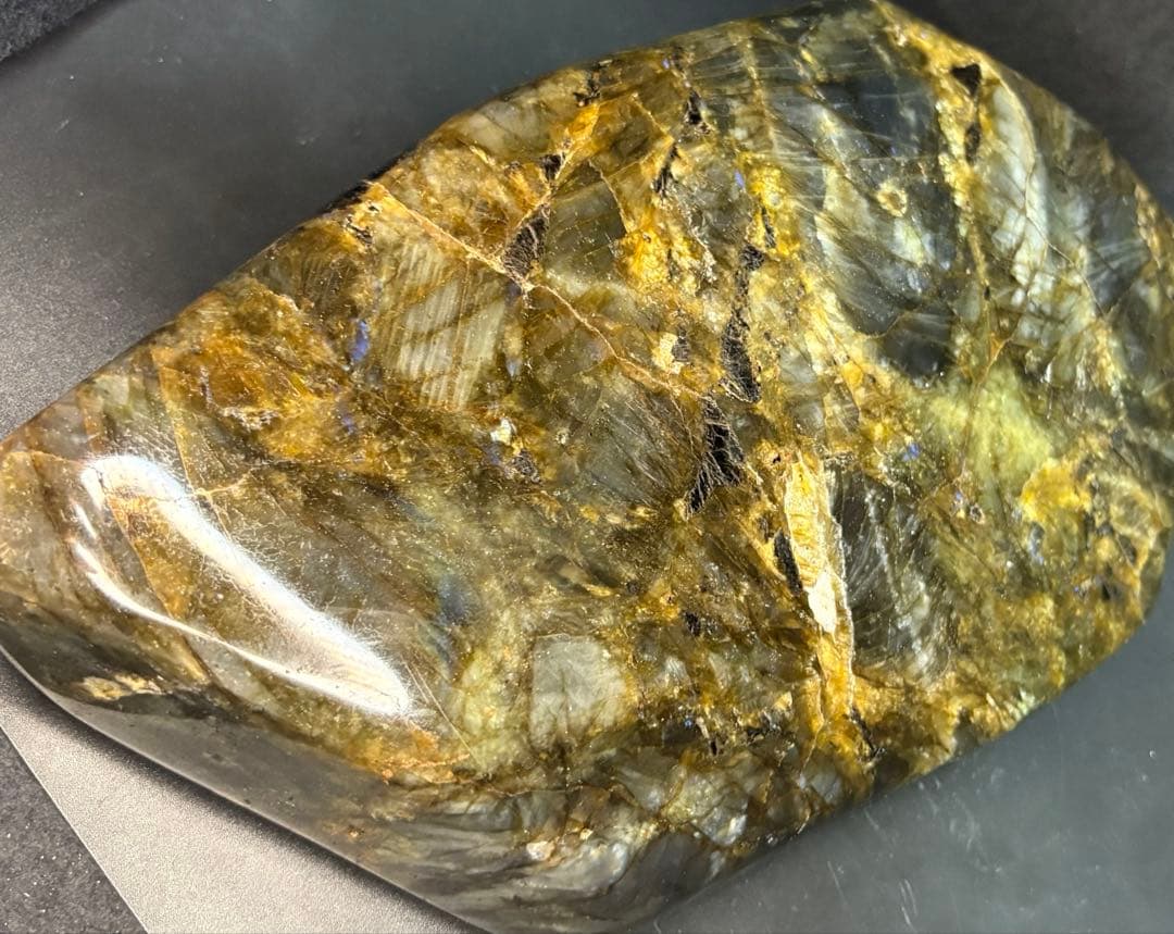 ラブラドライト/ラブラドル長石/曹灰長石　大きな原石、鑑賞石