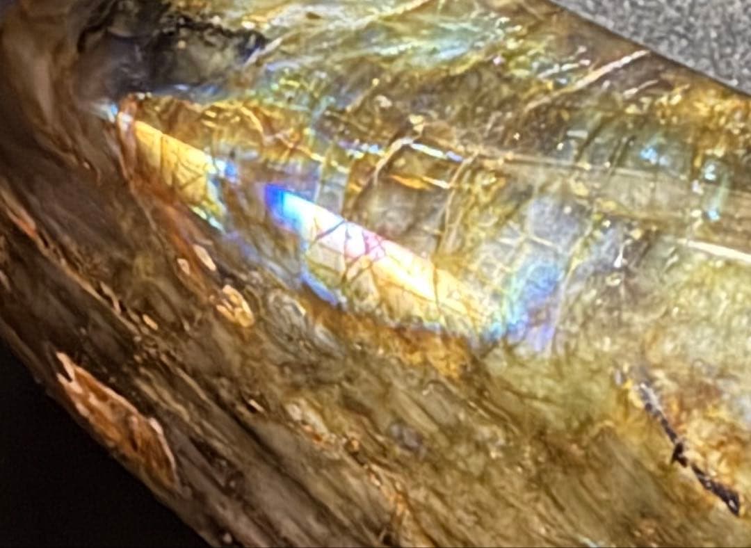 ラブラドライト/ラブラドル長石/曹灰長石　大きな原石、鑑賞石