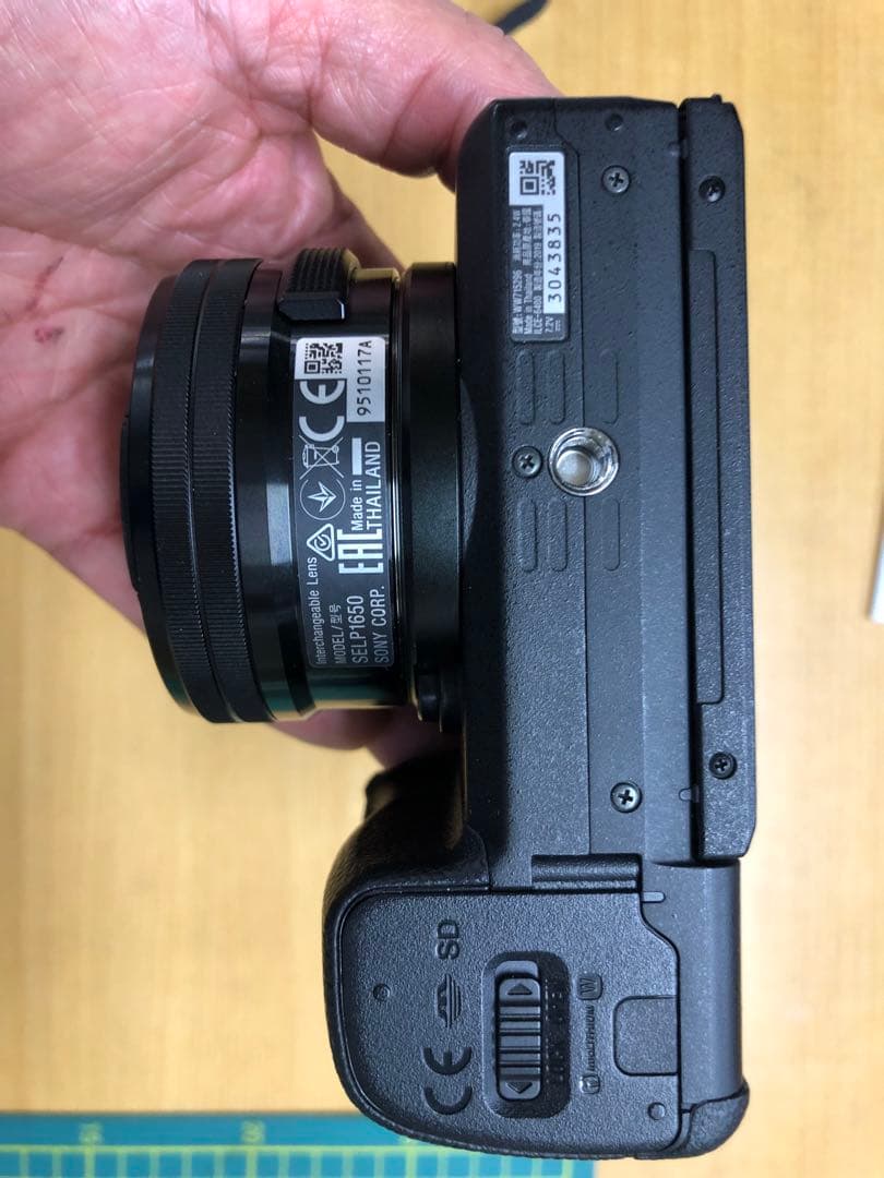 美品　SONY α6400 ブラック　本体のみ　ミラーレスカメラ