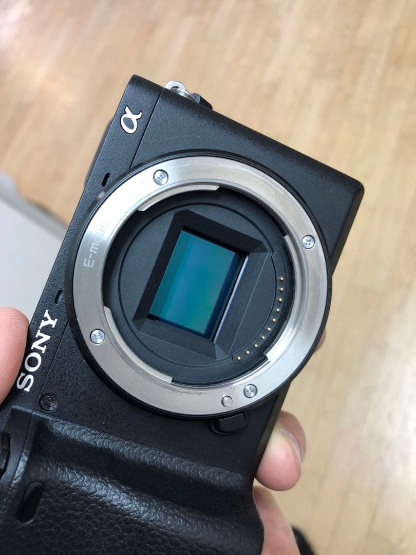 美品　SONY α6400 ブラック　本体のみ　ミラーレスカメラ