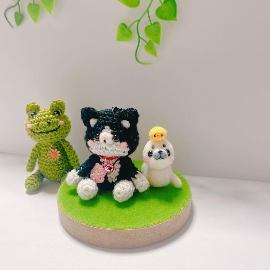 あみぐるみ　桜ひらひら☺︎ほのぼのレトロな可愛い子ちゃんチビハチたんストラップ♡