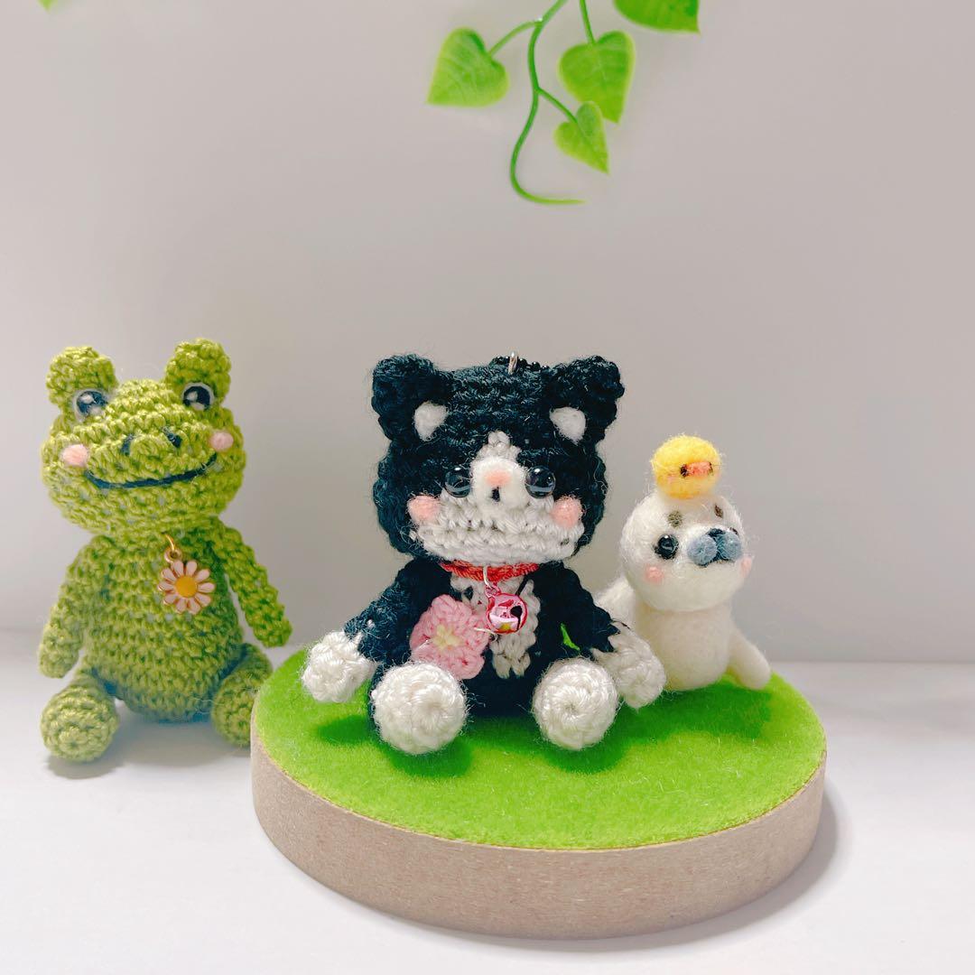 あみぐるみ　桜ひらひら☺︎ほのぼのレトロな可愛い子ちゃんチビハチたんストラップ♡