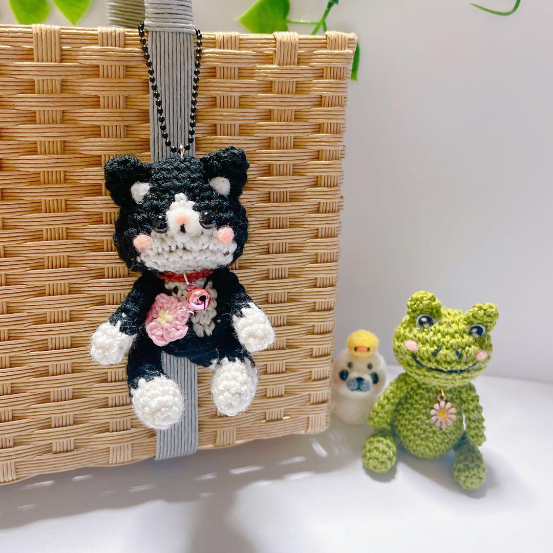 あみぐるみ　桜ひらひら☺︎ほのぼのレトロな可愛い子ちゃんチビハチたんストラップ♡