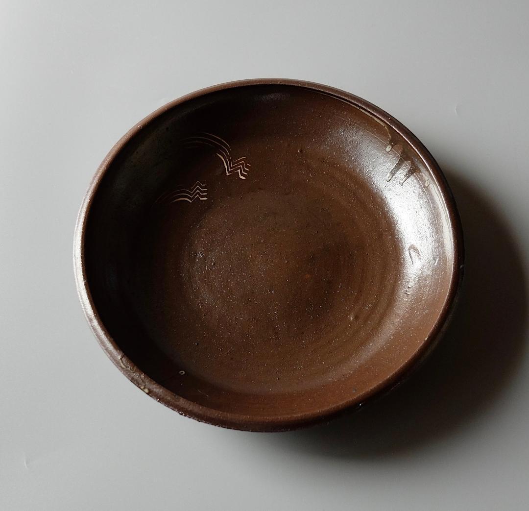 合田好道：鉄釉象嵌大皿