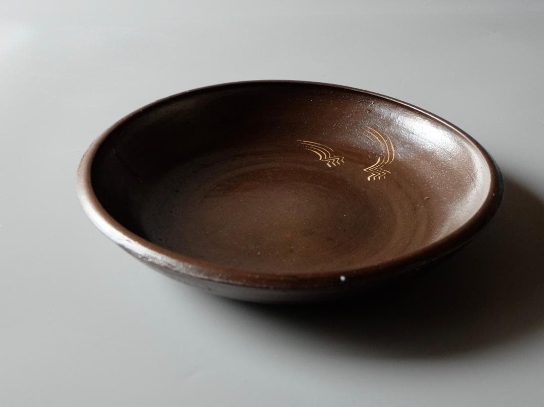 合田好道：鉄釉象嵌大皿