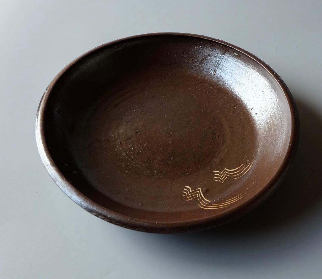 合田好道：鉄釉象嵌大皿