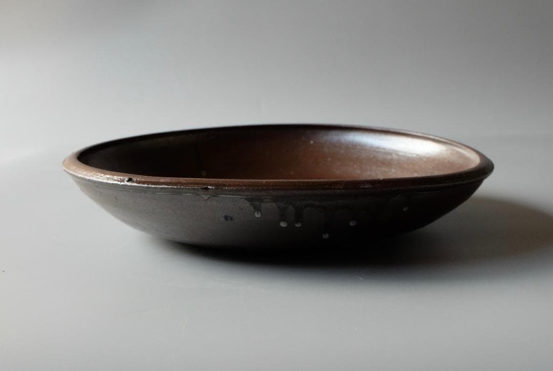 合田好道：鉄釉象嵌大皿