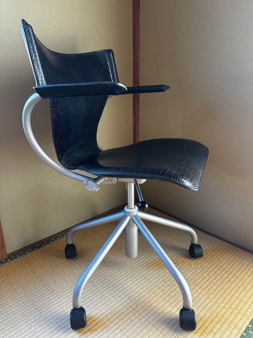 早い者勝ち！カリモク 合成皮革 デスクチェア黒　ニュークロコ ブラック d575