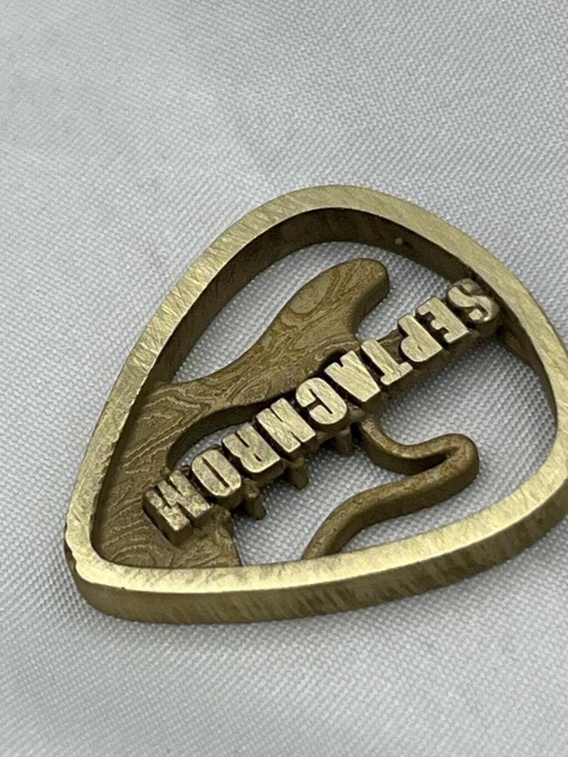 音楽の魂を刻むオーダーネームギターピックネックレス