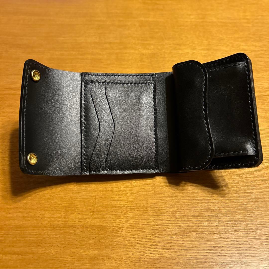 牛革クロコ型押し　ミドル財布 三つ折り　トラッカーウォレット　ブラック
