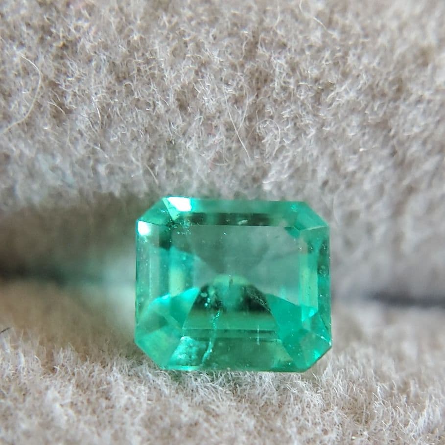 高品質蛍光天然エメラルド ルース 0.810ct