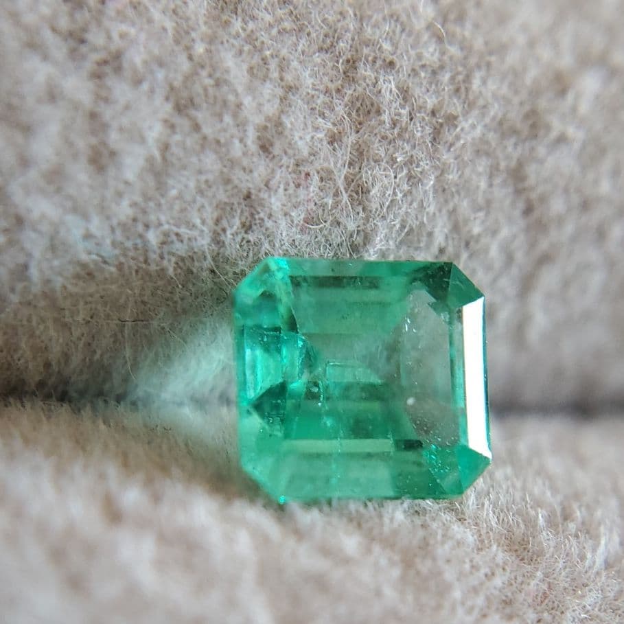 高品質蛍光天然エメラルド ルース 0.810ct