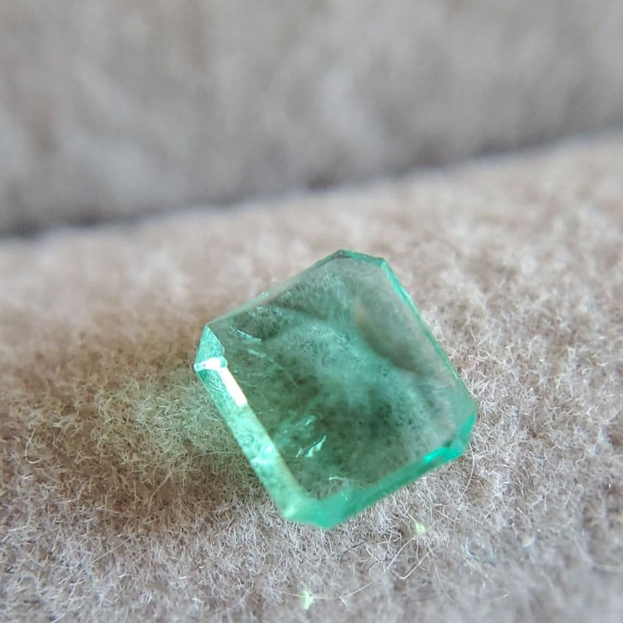 高品質蛍光天然エメラルド ルース 0.810ct