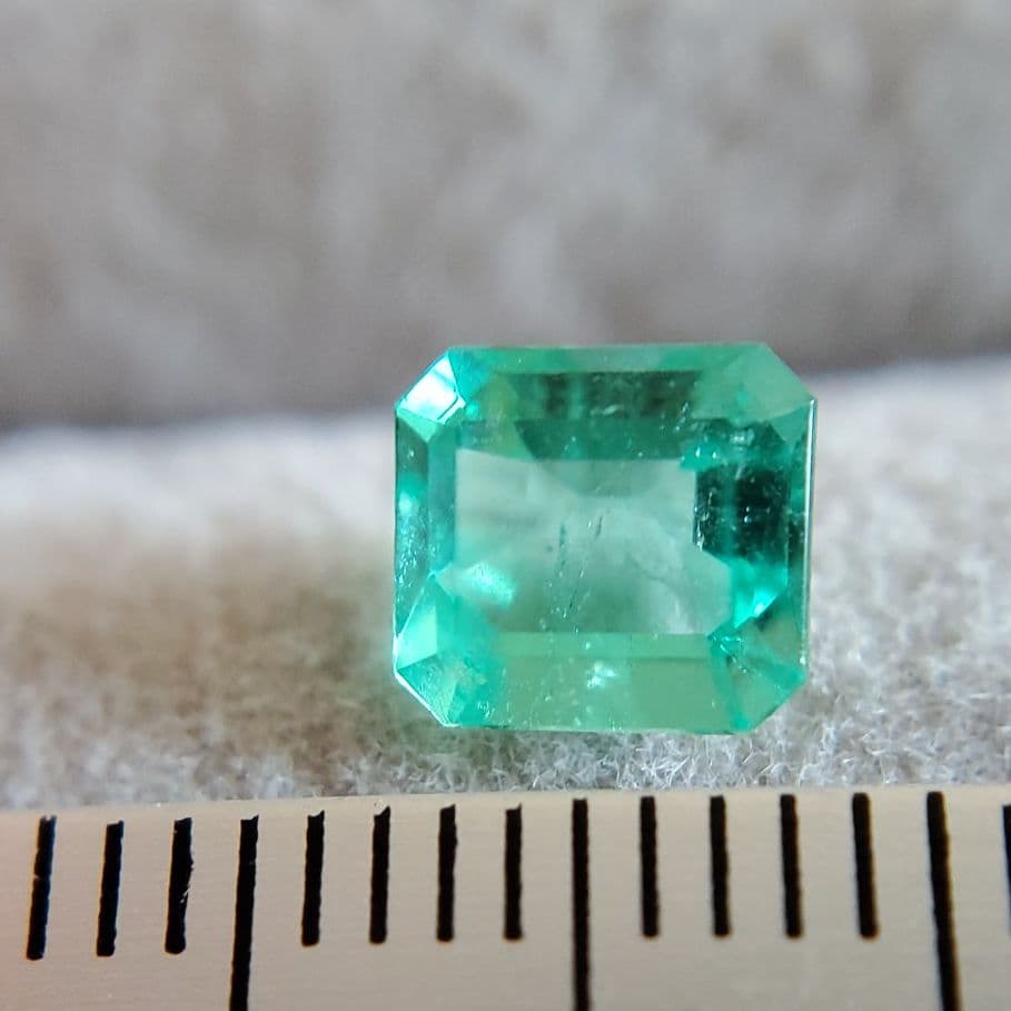 高品質蛍光天然エメラルド ルース 0.810ct