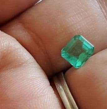 高品質蛍光天然エメラルド ルース 0.810ct