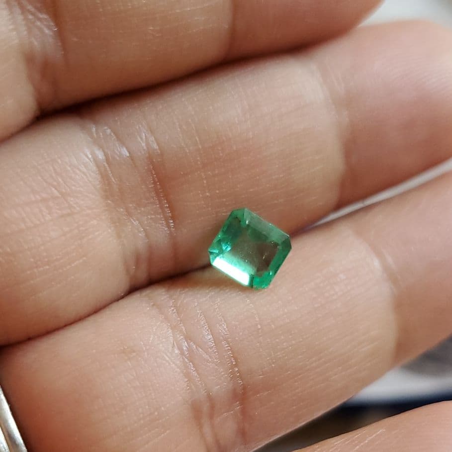 高品質蛍光天然エメラルド ルース 0.810ct