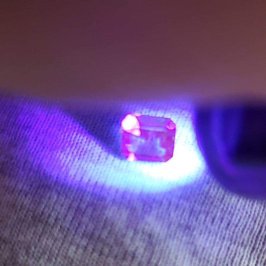 高品質蛍光天然エメラルド ルース 0.810ct