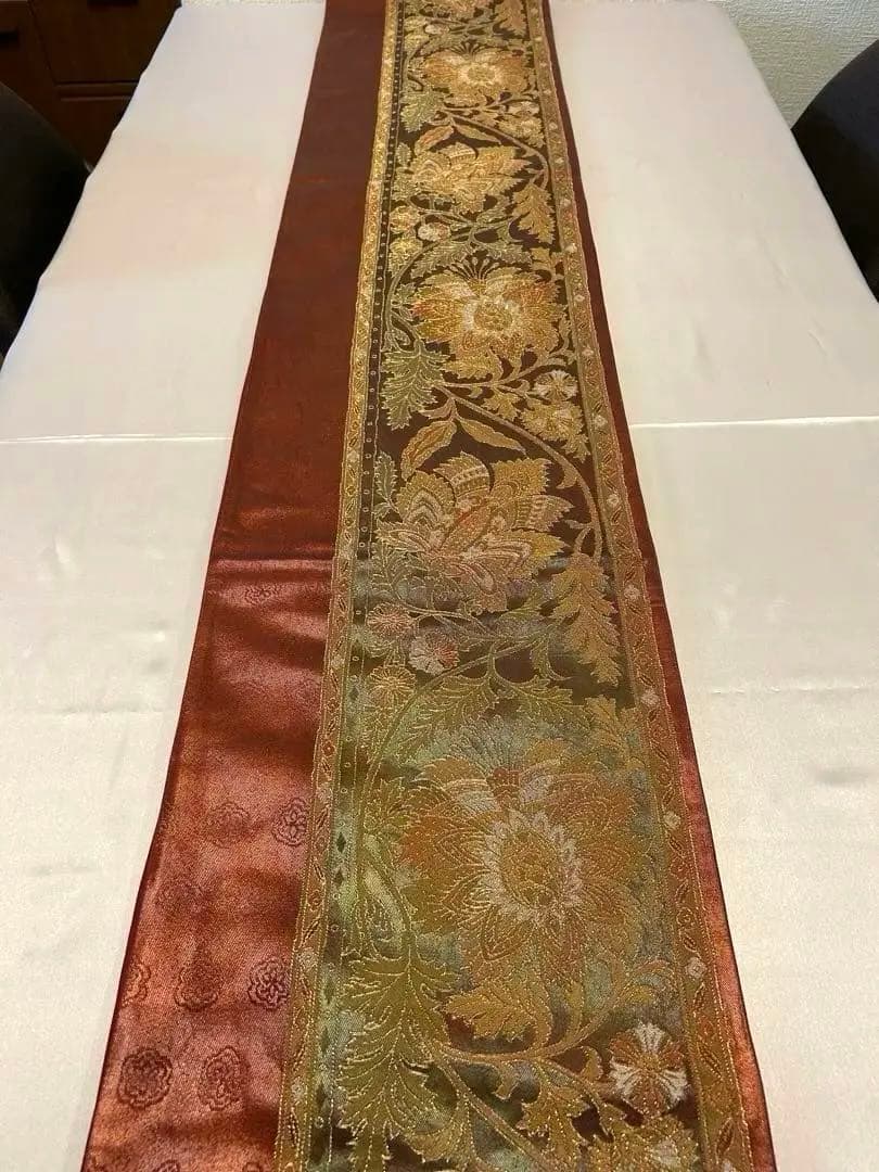 花唐草刺繍　金彩　テーブルランナー 日本の高級な帯2mあり