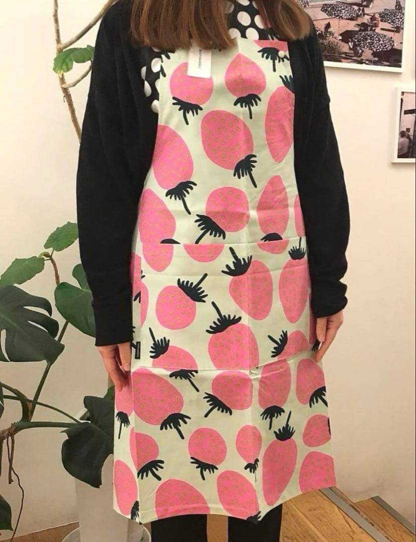 ♡新品未使用♡マリメッコ　marimekko エプロン　マンシッカ　いちご