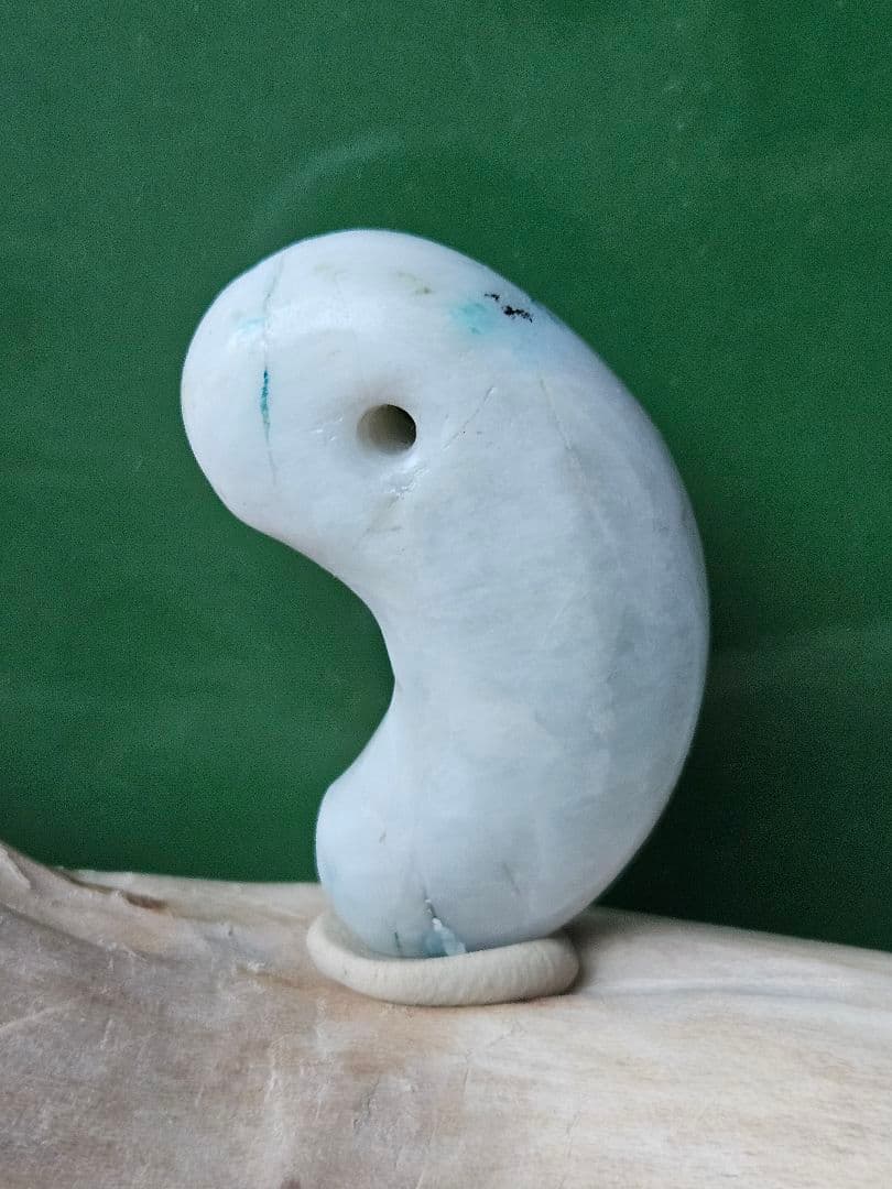 糸魚川　乳白翡翠勾玉