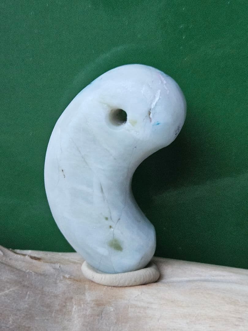 糸魚川　乳白翡翠勾玉