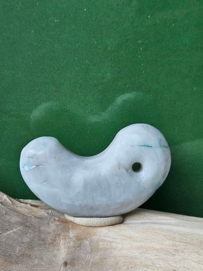 糸魚川　乳白翡翠勾玉