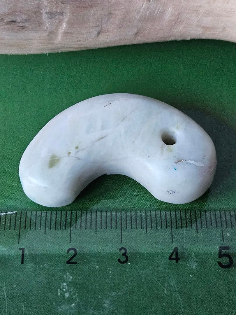 糸魚川　乳白翡翠勾玉