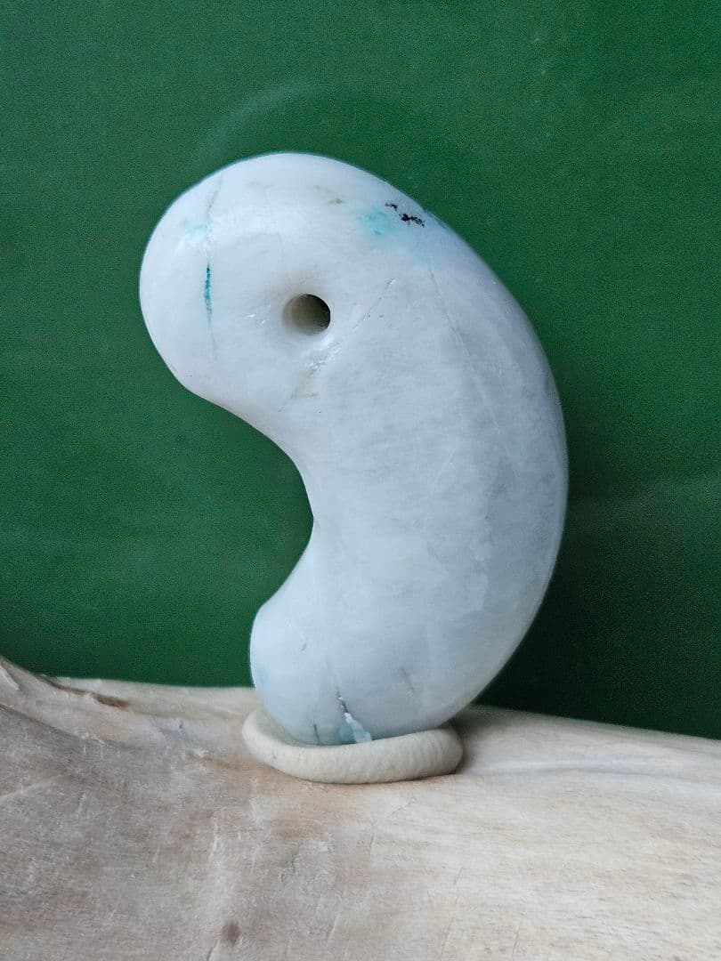 糸魚川　乳白翡翠勾玉