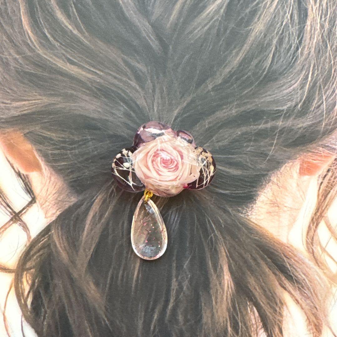 大人可愛い♡⃛パウダーピンク紫薔薇丸ごと1輪♥️雲と雨の雫チャーム付きヘアゴム♥️