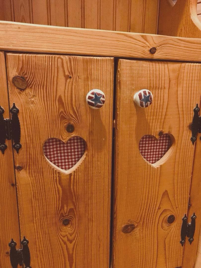ハート型くり抜き穴のカントリーキャビネット