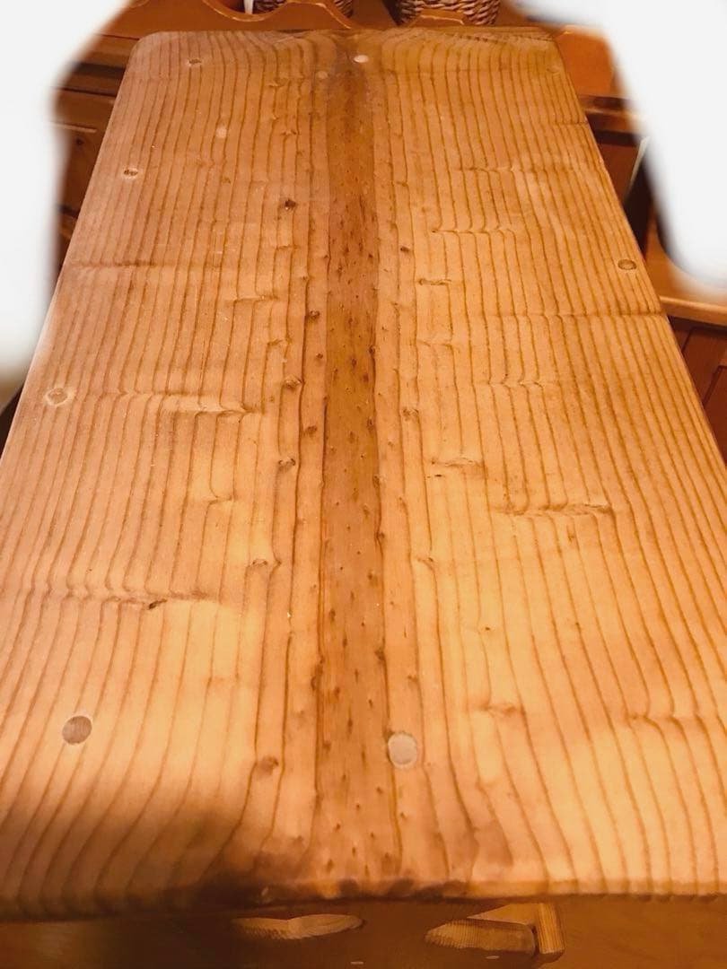 ハート型くり抜き穴のカントリーキャビネット