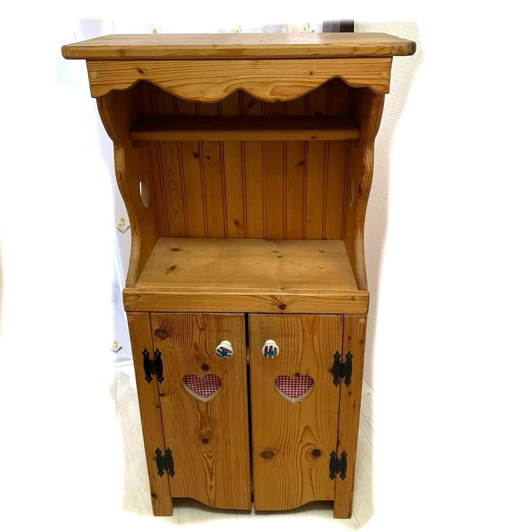 ハート型くり抜き穴のカントリーキャビネット