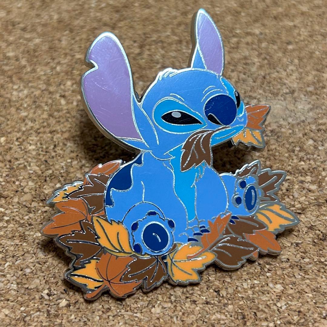 ディズニー 落ち葉 スティッチ ディズニーストア ピンバッジ