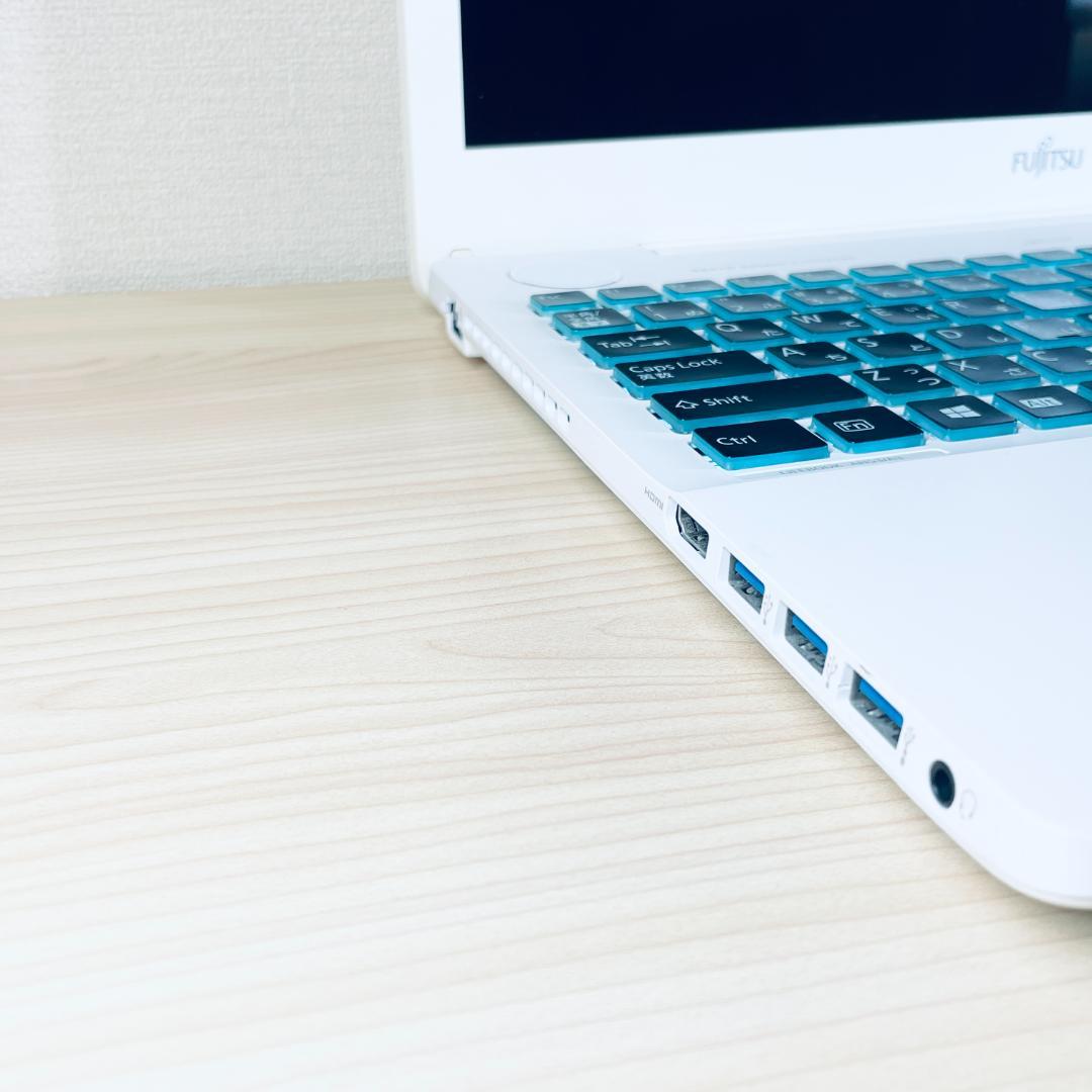 高性能 core i7 8GB 大容量 カメラ ブルーレイ ノートパソコン 白