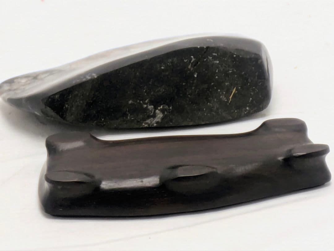 h*o様 菊花石　両面に三色の三連花　根尾 鑑賞石 水石 自然石　縞黒檀台座つき