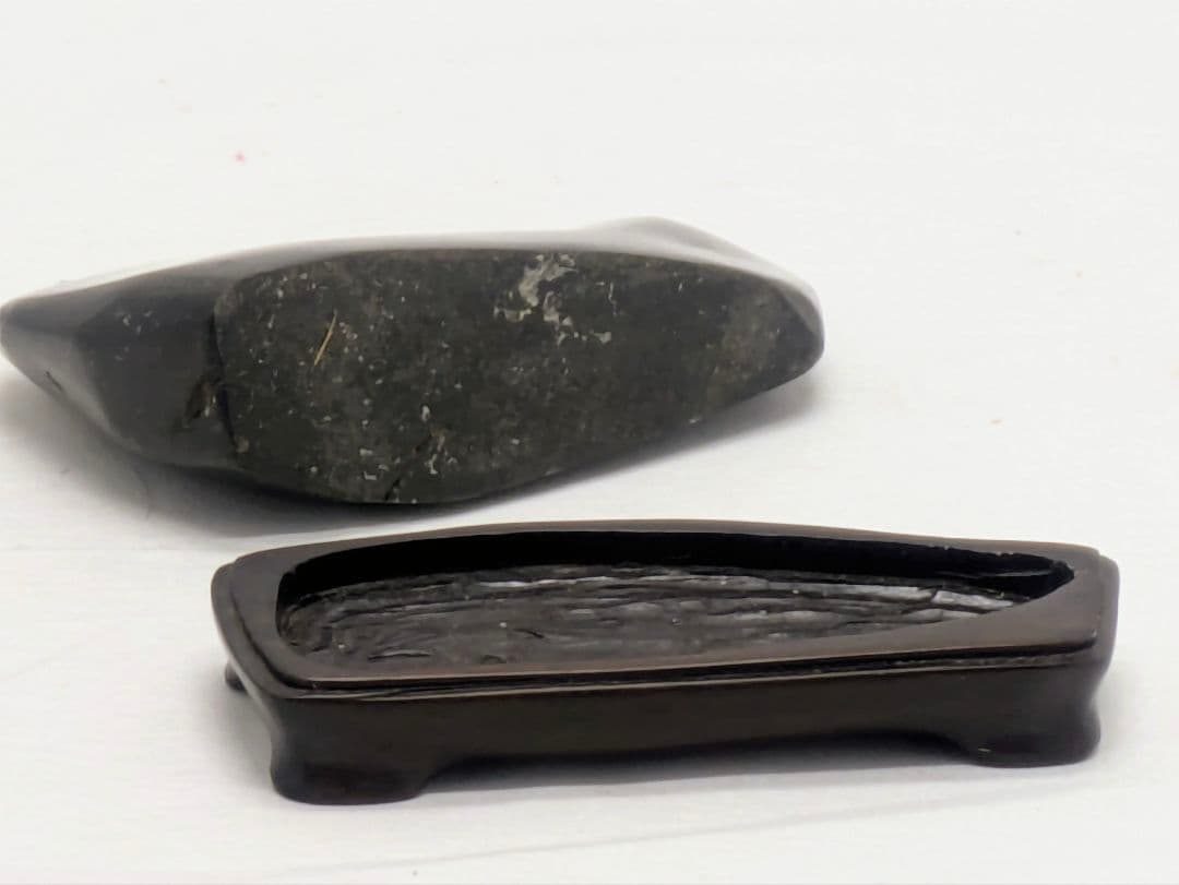 h*o様 菊花石　両面に三色の三連花　根尾 鑑賞石 水石 自然石　縞黒檀台座つき