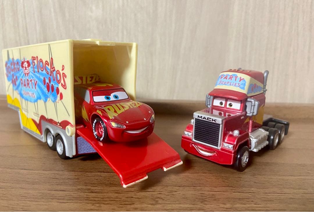 【トイザらス限定 廃盤品】カーズ トミカ 「マック(コスチュームタイプ)」