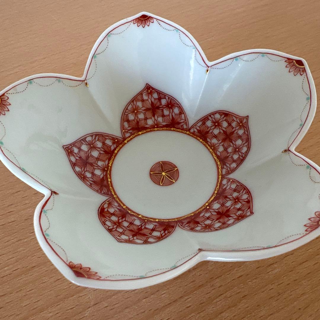 種田真紀　赤絵細描菱文桔梗型小鉢