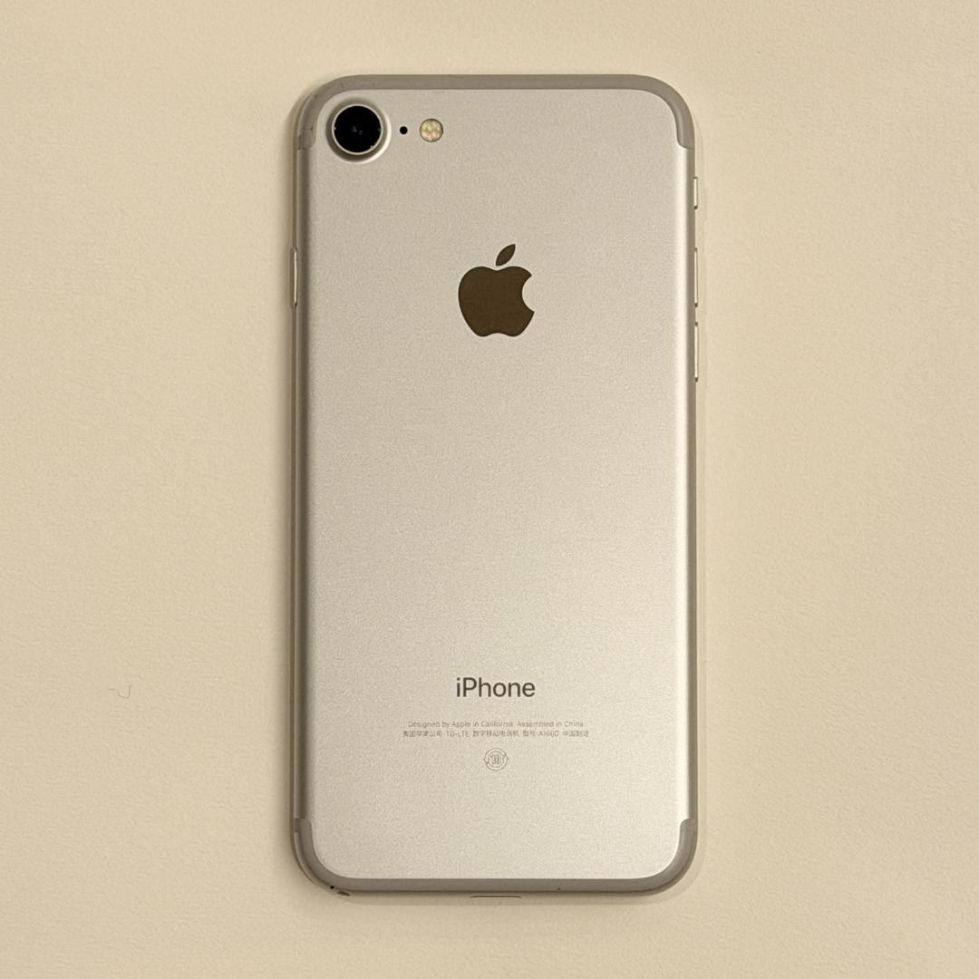 【極美品】iPhone7シルバー32GB SIMフリー バッテリー98%初期化済