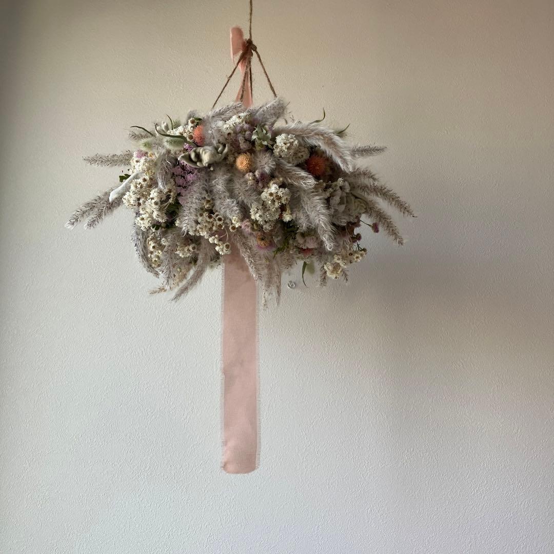 チガヤとカワラハハコのベビーピンク色フライングリース　ドライフラワー　千日紅