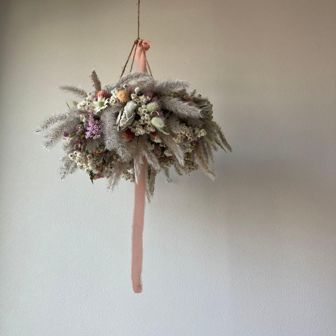 チガヤとカワラハハコのベビーピンク色フライングリース　ドライフラワー　千日紅