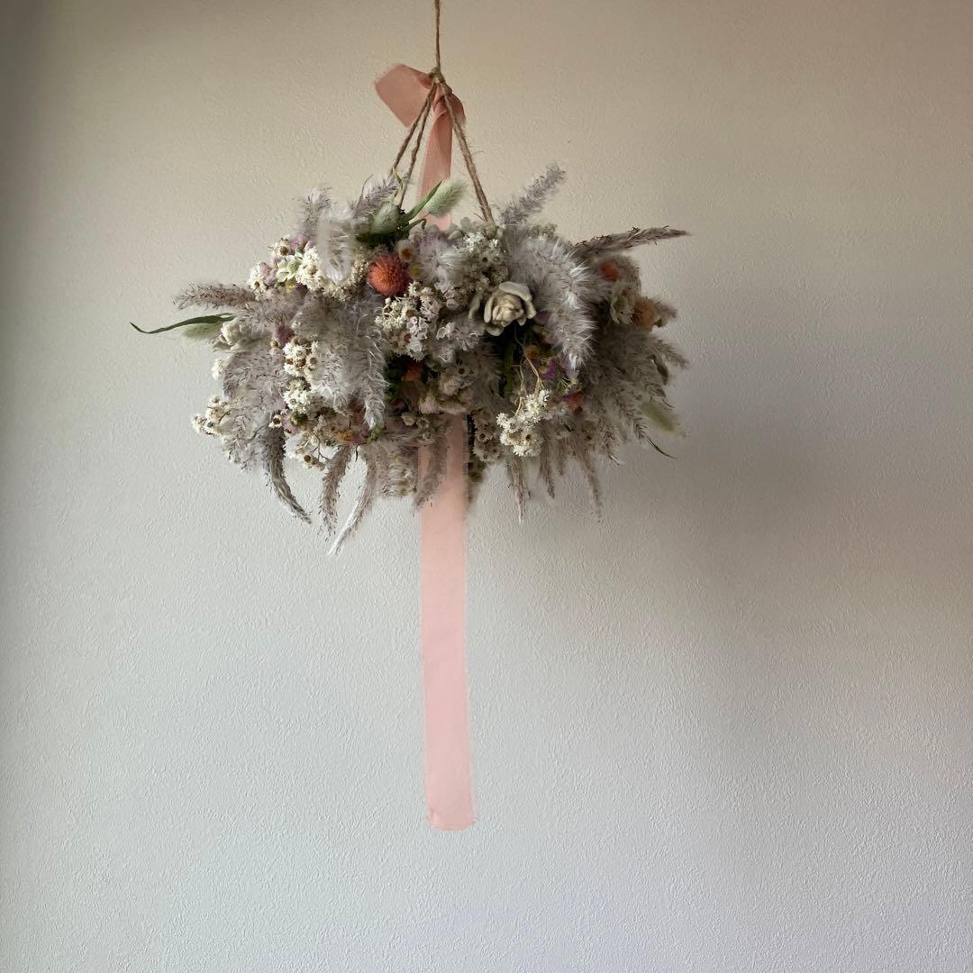 チガヤとカワラハハコのベビーピンク色フライングリース　ドライフラワー　千日紅