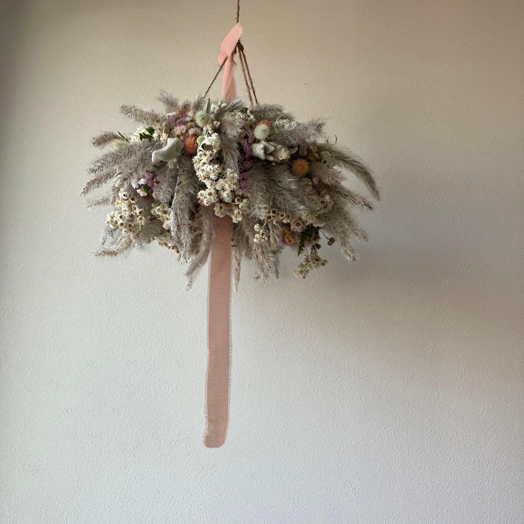 チガヤとカワラハハコのベビーピンク色フライングリース　ドライフラワー　千日紅