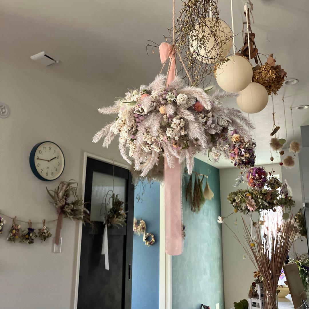 チガヤとカワラハハコのベビーピンク色フライングリース　ドライフラワー　千日紅