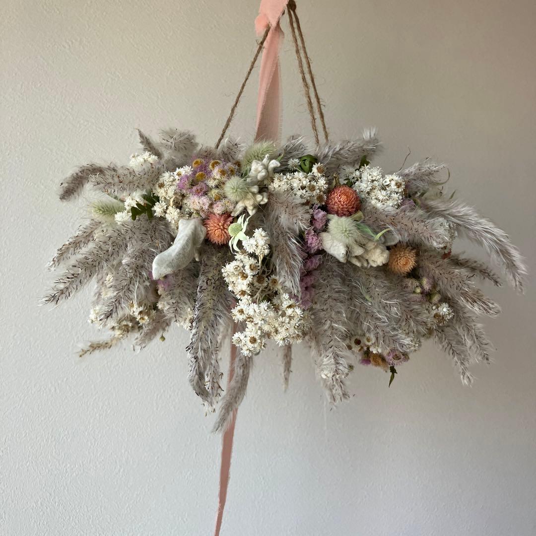 チガヤとカワラハハコのベビーピンク色フライングリース　ドライフラワー　千日紅