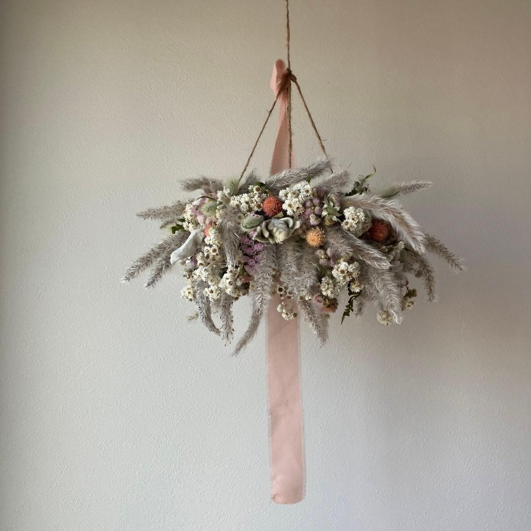 チガヤとカワラハハコのベビーピンク色フライングリース　ドライフラワー　千日紅