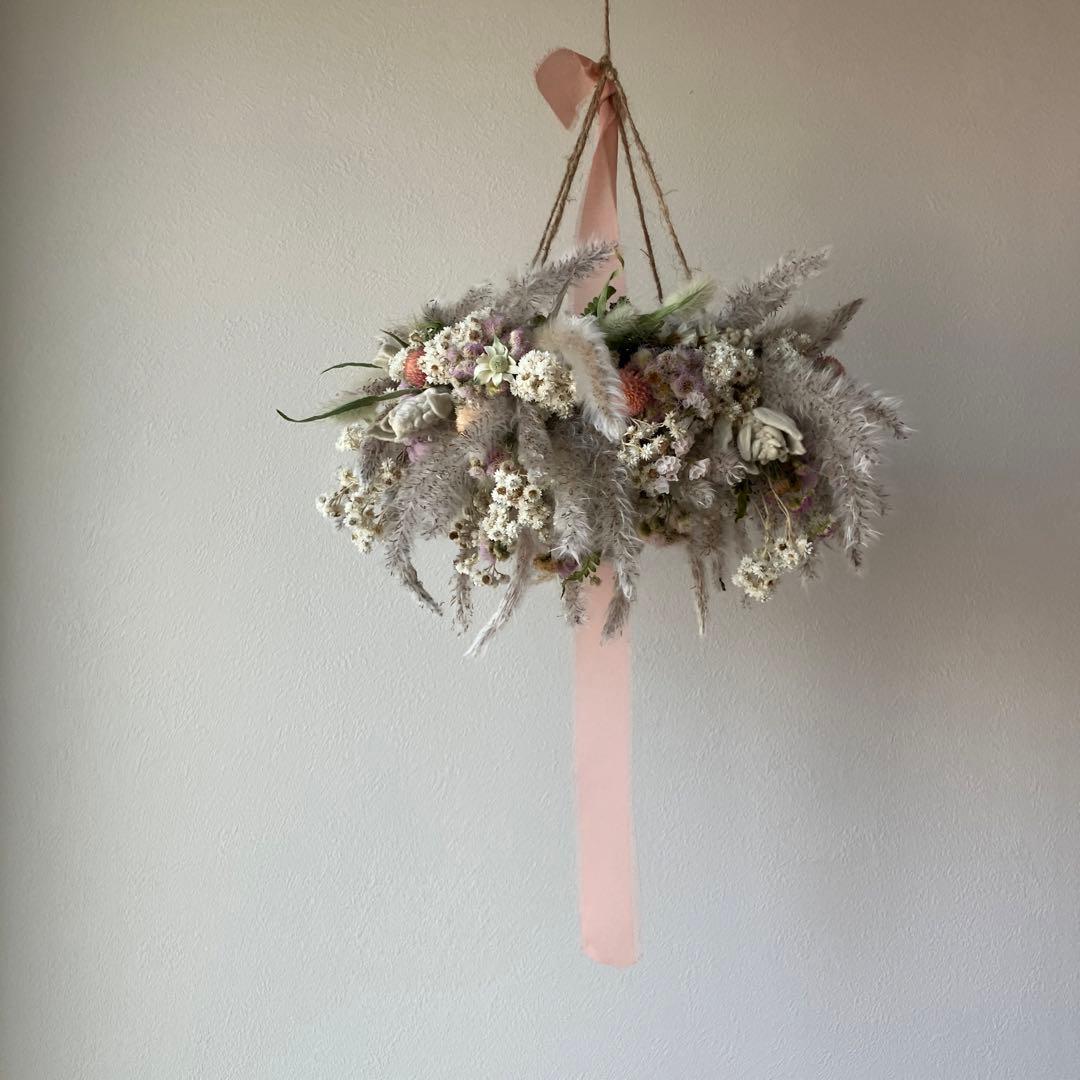 チガヤとカワラハハコのベビーピンク色フライングリース　ドライフラワー　千日紅